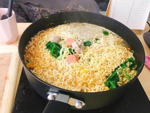 搞错|煮泡面,先放面饼还是先放调料很多人搞错,难怪面条油腻又难吃