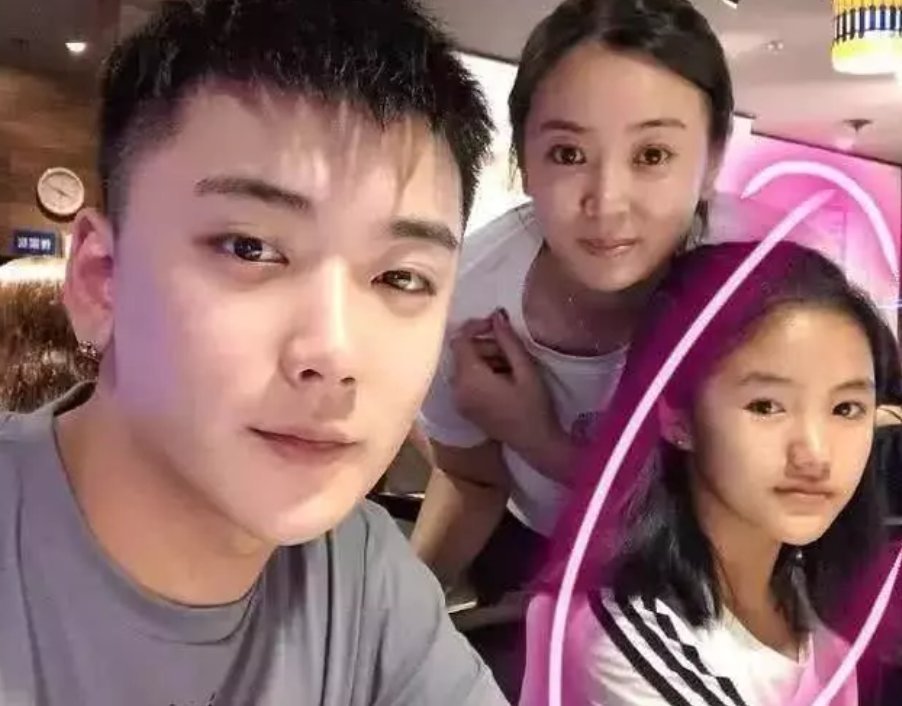 妈妈|她是变形记最美农村女孩,被富妈妈收养宠成公主,网友:认不出