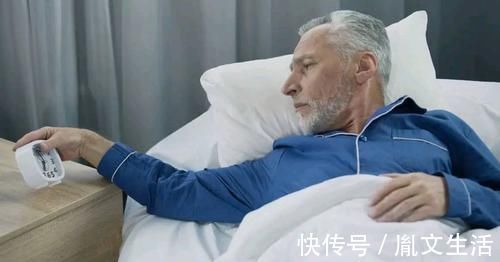 宵夜|晚上总睡不着怎么办？睡前少做3事，1种果仁泡水喝，帮助缓解失眠