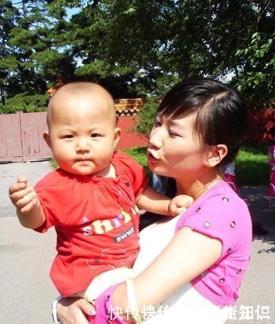 婴幼儿|这样带孩子伤宝宝脊柱，还妨碍他们长高，可大多数家长都还不知道！