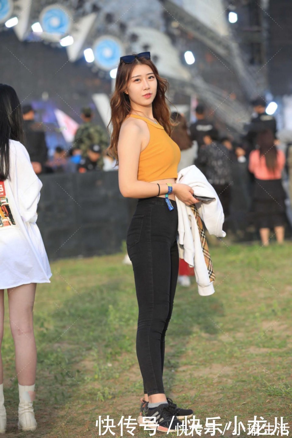 美女 美女神情相当光泽和甜美,但是现在有点冷了,姐姐要注意好保暖