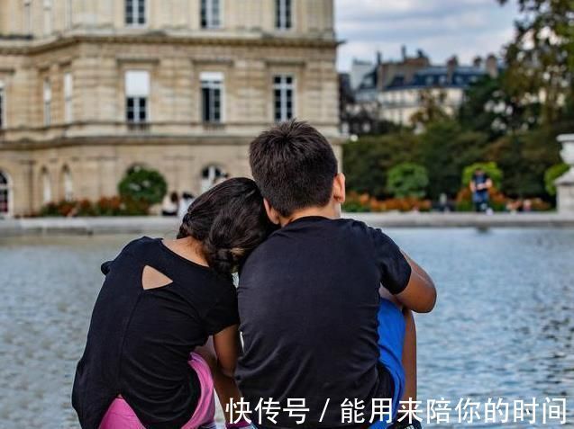 幼儿园|男孩在幼儿园被小女生亲了一下脸蛋,这位妈妈的做法堪称教科书!