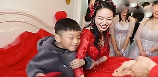 小姨出嫁,外甥死活不让走,本以为挺感人,下一秒却笑喷了!
