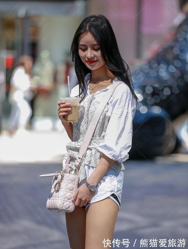 小白鞋 粉色压纹包,搭配性感休闲三件套,俏皮又少女的日常穿搭!