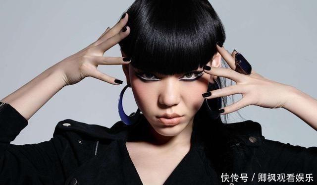 走红 她走红后就膨胀,穿袜子要4个人伺候,从上亿代言费沦落县城卖唱