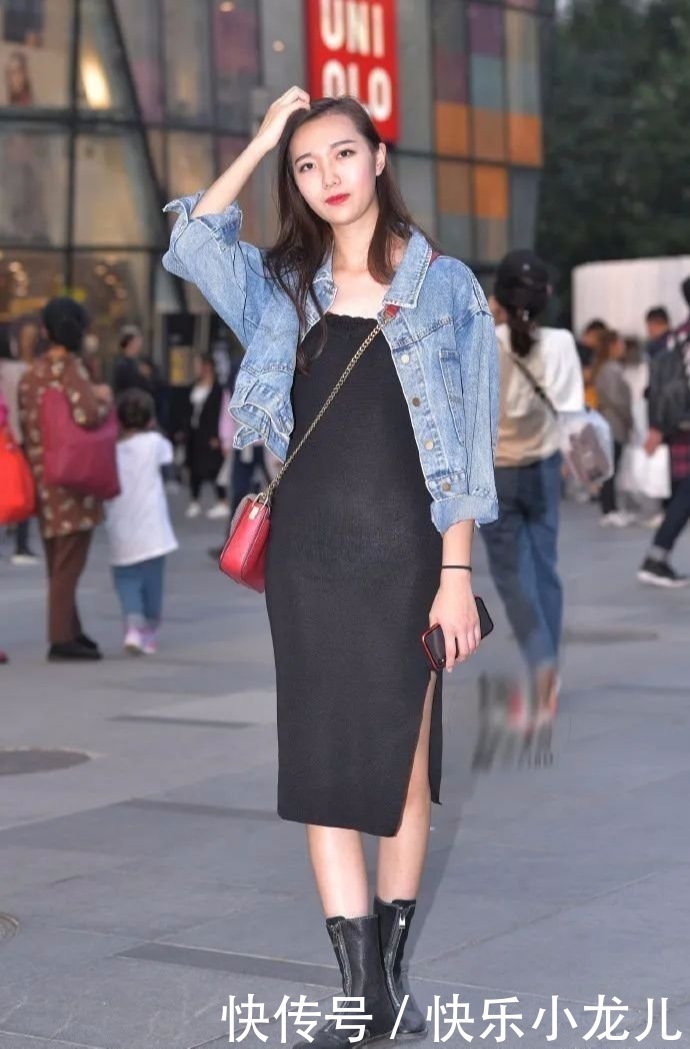 秀发|小黑裙搭配牛仔外套,微卷秀发优雅的搭在肩头,潮流不失温度