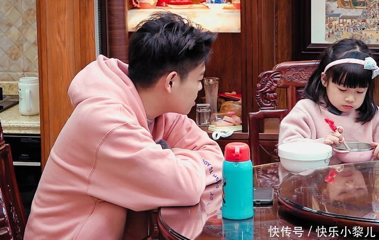 兄弟俩|为27岁儿子生弟弟,宝妈高龄生产引争议:等两年抱孙子不好吗?