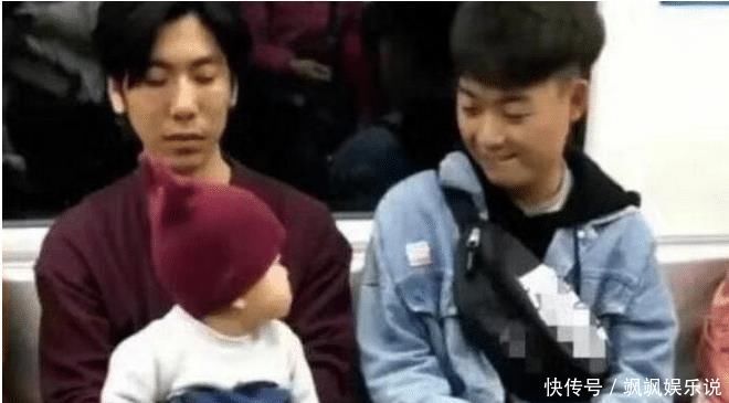 花痴|“花痴宝宝”目不转睛,向小哥哥“放电”,爸爸:这娃不是我的