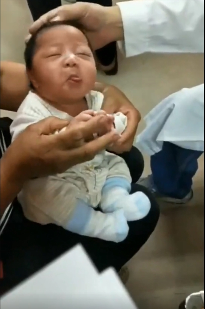 表情|刚满月就开始调戏医生了这小表情,可真是萌翻了