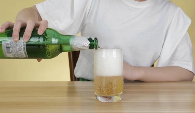 啤酒喝着好苦还胀肚?那是因为你根本不会喝。教你三招,来看看吧