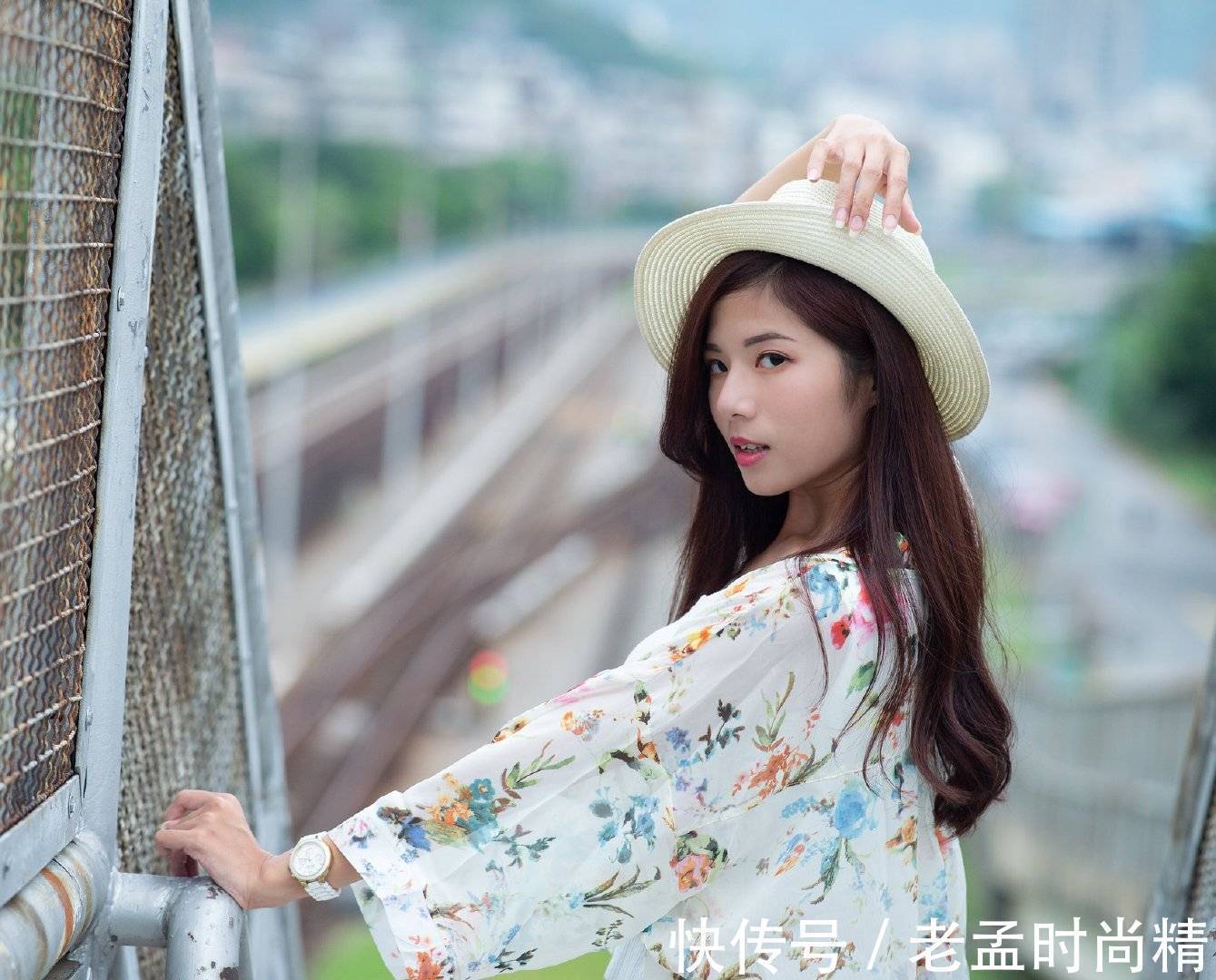 牛仔短裤 一件白色的背心搭配牛仔短裤,清凉又时尚