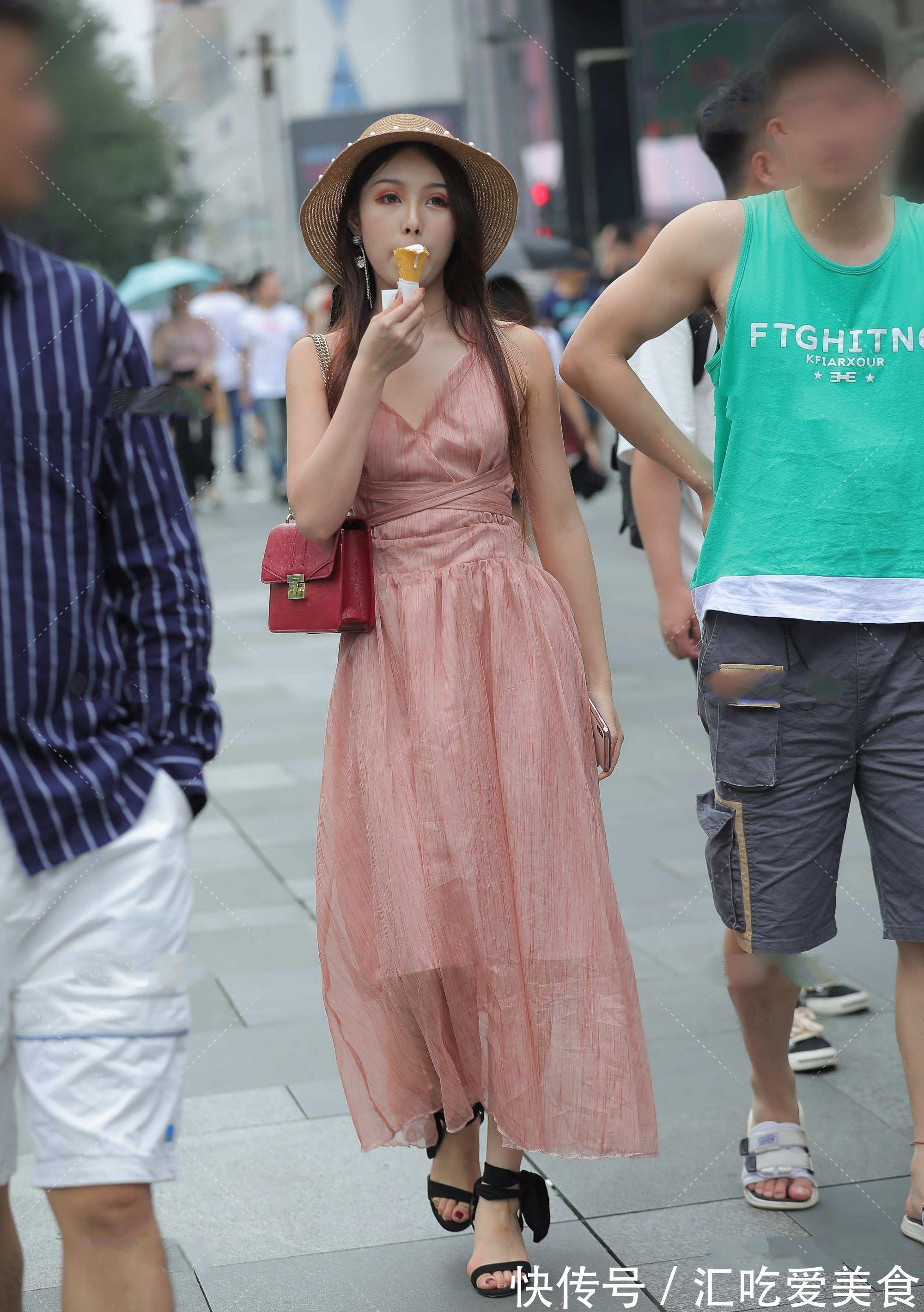 珍珠 粉色连衣裙,搭配珍珠草帽,轻松打造宫廷风,尽显小公主风范