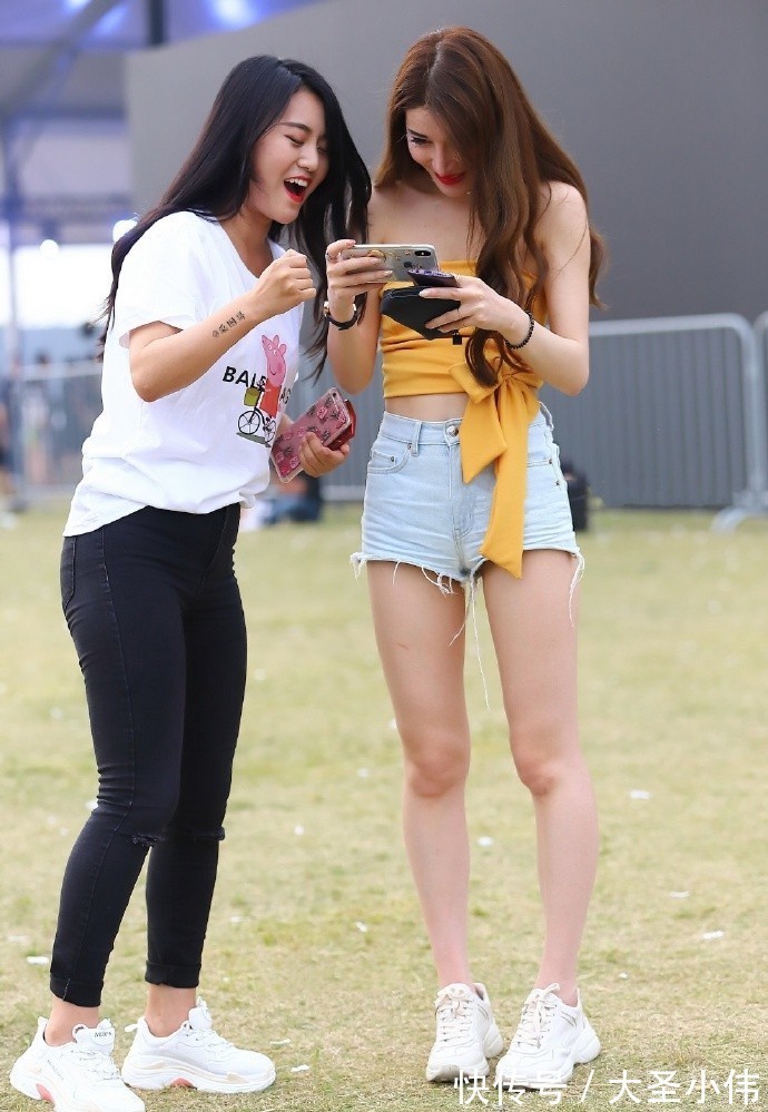 抹胸装|美女街拍:据说敢挑战抹胸装的妹子,都是女神级别的,不服来辩