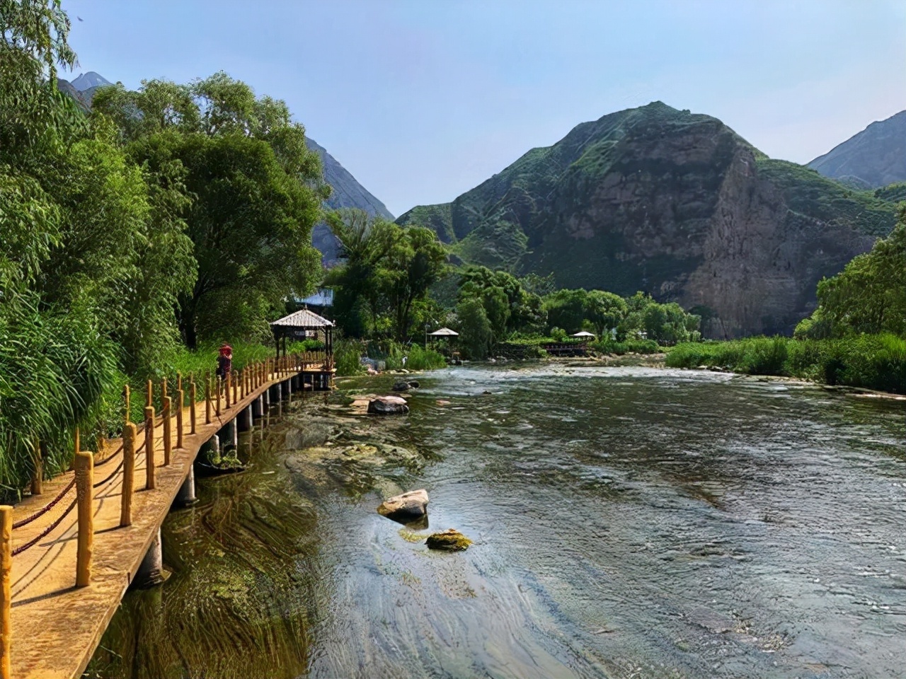 过街楼@万佛堂有个过街楼,写着“誓永不分爨”,为何这观念在当代是错的