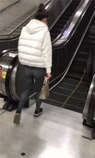 |搞笑GIF:姑娘好腿功