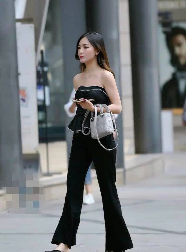 抹胸衣 云髻峨峨的美女, 一件抹胸衣配黑色长裤, 尽显成熟女人韵味