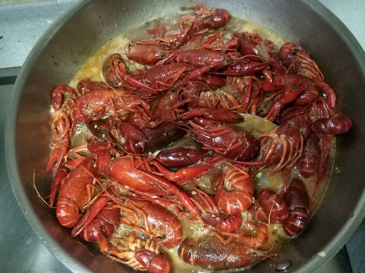 买回来2斤小龙虾,做成蒜蓉口味的,香味浓郁真好吃!