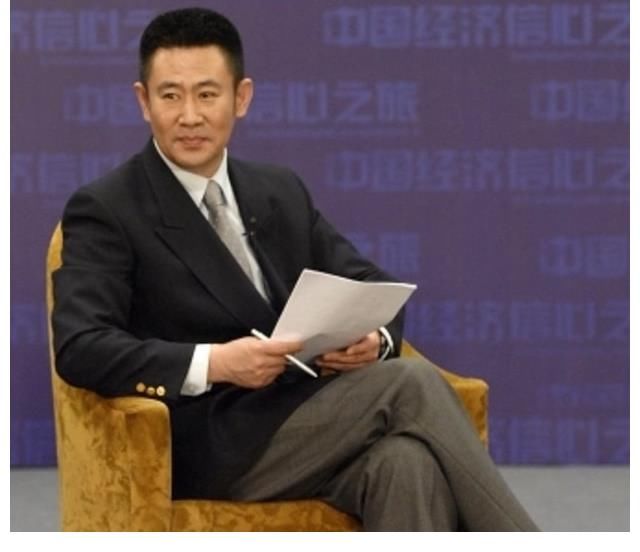 主持人赵赫追悼会现场，多位央视同事送别，老搭档敬一丹眼睛红肿