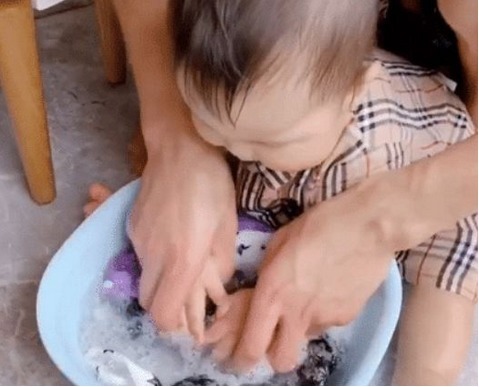 宝妈|9个月宝宝“洗衣服”走红,手法很专业,孩子:我是被强迫的
