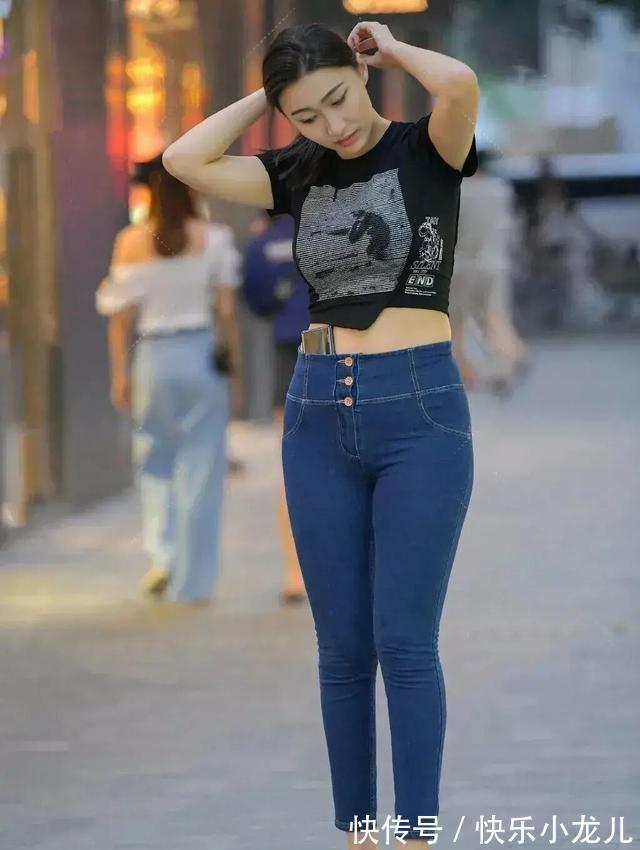 字裤 黑色短款紧身上衣搭配牛仔紧身打底裤,时尚休闲,美化身材比例