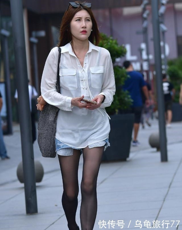 上衣 黑色打底裤搭配白色上衣,看起来才会协调,较为素雅一些!