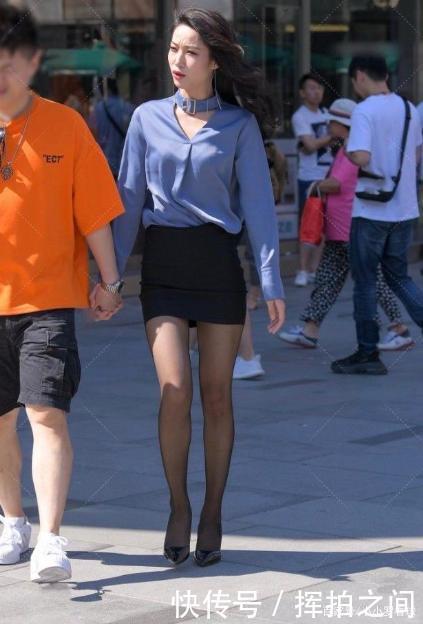 蓝色丝滑上衣搭配黑色修身短裙,青春时尚,美丽动人