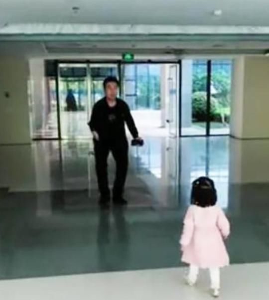 拼搏|父女俩1个月没见,妈妈带女儿接爸爸下班,父女俩的反应太暖心!