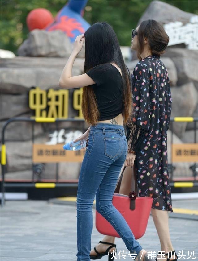 街拍 蓝色紧身牛仔裤,搭配灰色粗跟凉鞋,苗条身材搭配更好看