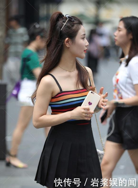 显瘦|百褶裙配吊带条纹衫，简约靓丽又显气质，轻松让你美丽无边