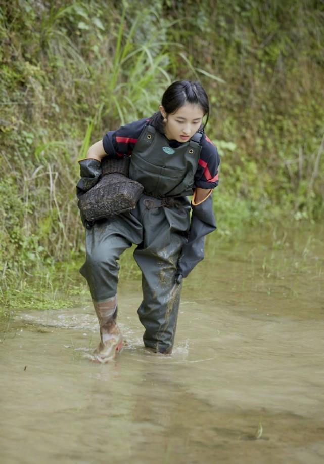 輕活|張子楓幫何炅搬行李, 腳上的鞋子成焦點(diǎn), 是不是來(lái)干活的一目了然