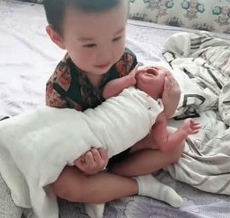 宝爸|出生一个月的弟弟一直哭闹，哥哥想方设法哄，却乐坏了宝爸宝妈