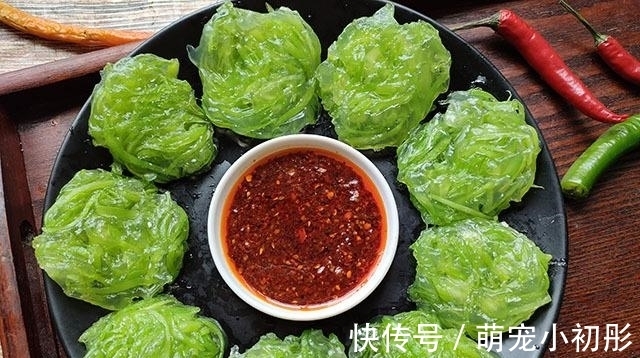 这食材最近吃得多,2元一斤,切丝团成小饼蒸一锅,蘸料吃真不错