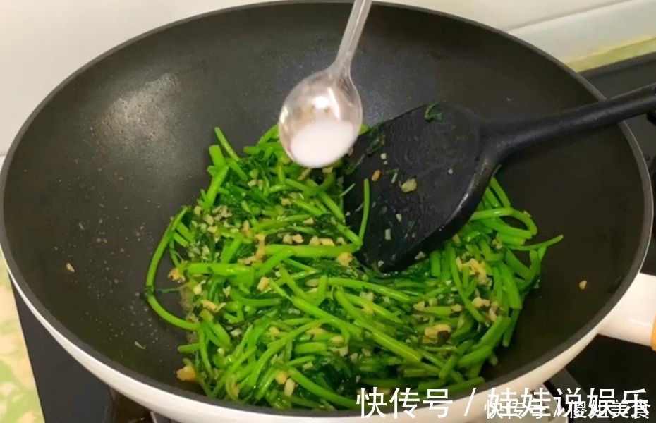 大蒜|天冷了,这菜要多吃,2元一斤,不放肉也很香,鲜嫩翠绿特下饭