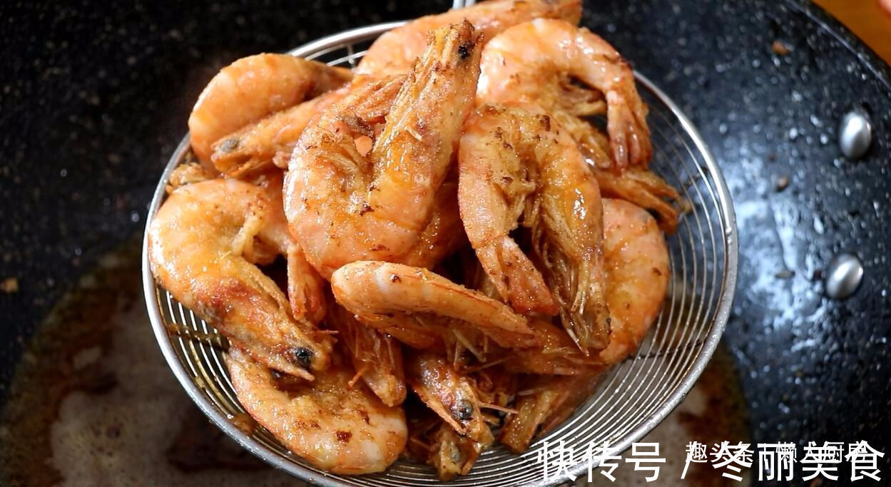 教你大虾超有食欲的做法,外皮酥脆,肉质细嫩,来一盘解馋