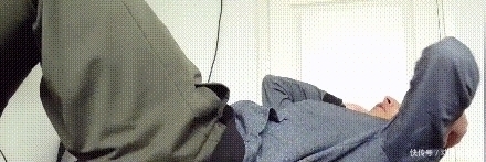 跑步|瘦小伙坚持1个月的俯卧撑、深蹲、仰卧起坐，每天10公里跑步