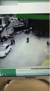 |搞笑GIF动图：这样玩你老婆的化妆品，在作死的边缘徘徊