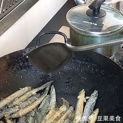 懒人必备这道炒泥鳅,简单几步,十分钟就上桌