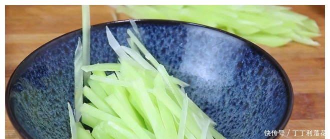 鸡蛋|莴笋最好吃做法，加2个鸡蛋，我家一周做5次，下酒下饭，香！