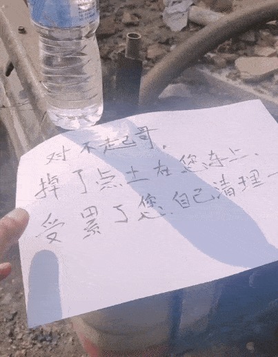 |搞笑GIF:逗什么都行可千万别逗猴子,不然这就是下场