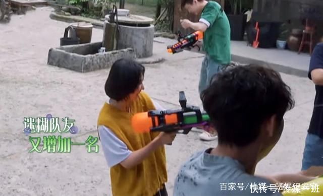 向往生活|《向往生活》名场面，极限男人帮聚头，张艺兴被水枪打得睁不开眼