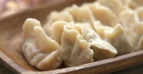  包西葫芦饺子，直接拌馅就错了，学会这样做，西葫芦翠绿不出水