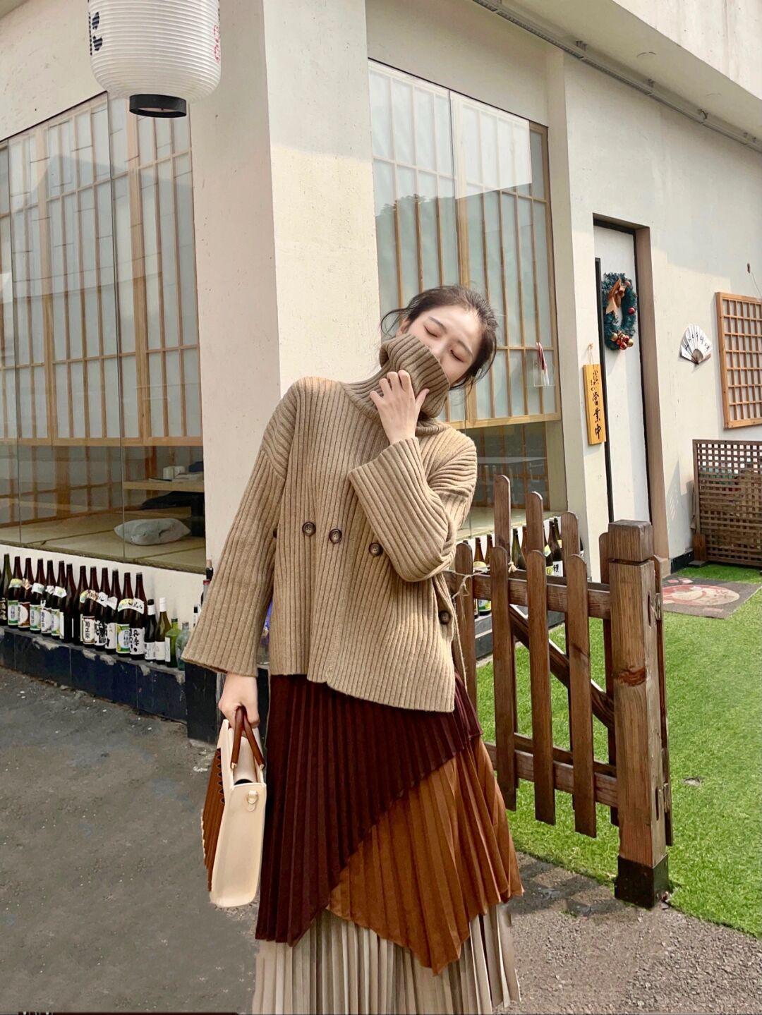 打底衫 降温后毛衣怎么穿更高级?用这4款打造好气质,想不优雅都难