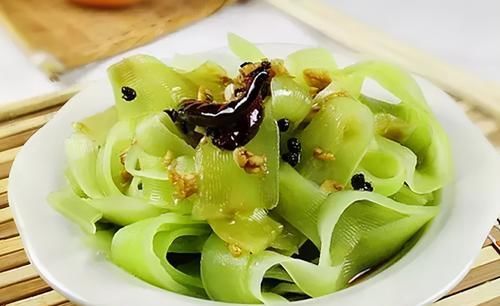  女性不想老太快，坚持吃3种美食，补血益气，美容护肤，滋补身体