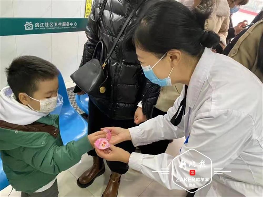 接种|哈市全面启动3-11周岁儿童新冠病毒疫苗接种｜暖！萌娃把自己的零食送给医护人员