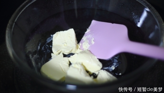 炎热的夏天,来一份酸酸甜甜的百香果慕斯,解暑又开胃!