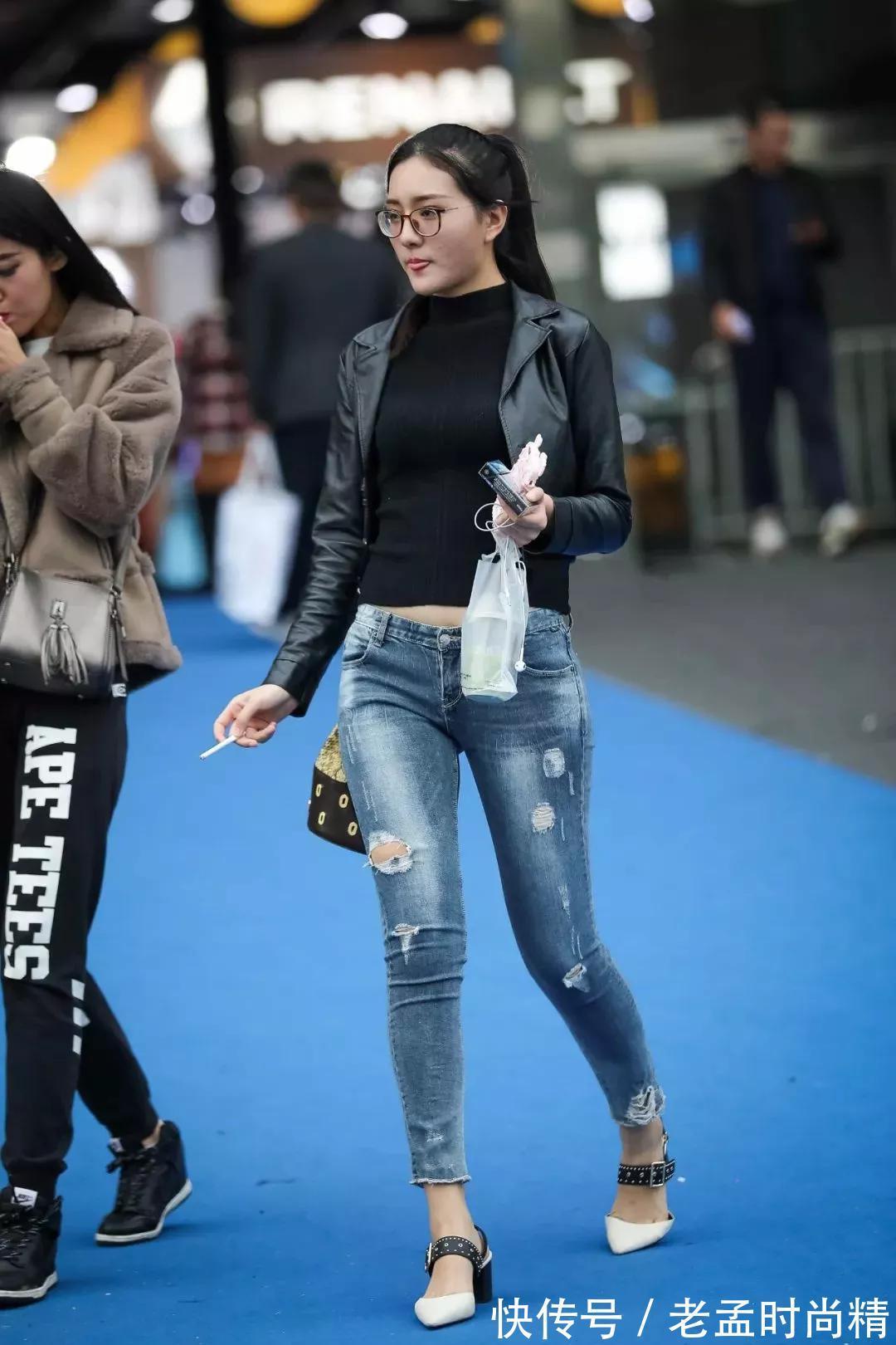妹子 街拍:眼镜妹子身穿皮衣外套搭配破洞牛仔裤,英姿飒爽,霸气外露