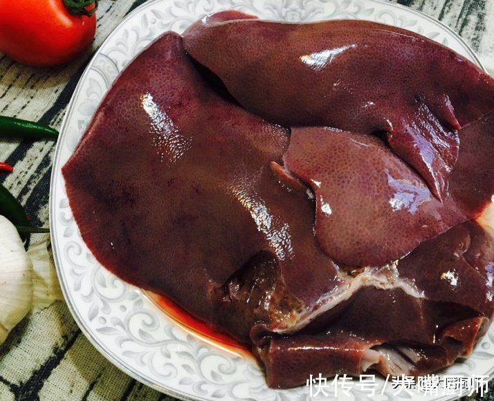 猪肝最忌用清水洗,等于没洗,厨师教你正确方法,又嫩又香还不腥