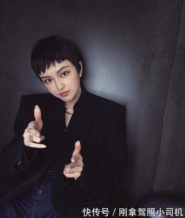 破洞牛仔裤|周扬青分手后剪短发大变样,西装搭牛仔裤时髦帅气,真是又飒又酷!