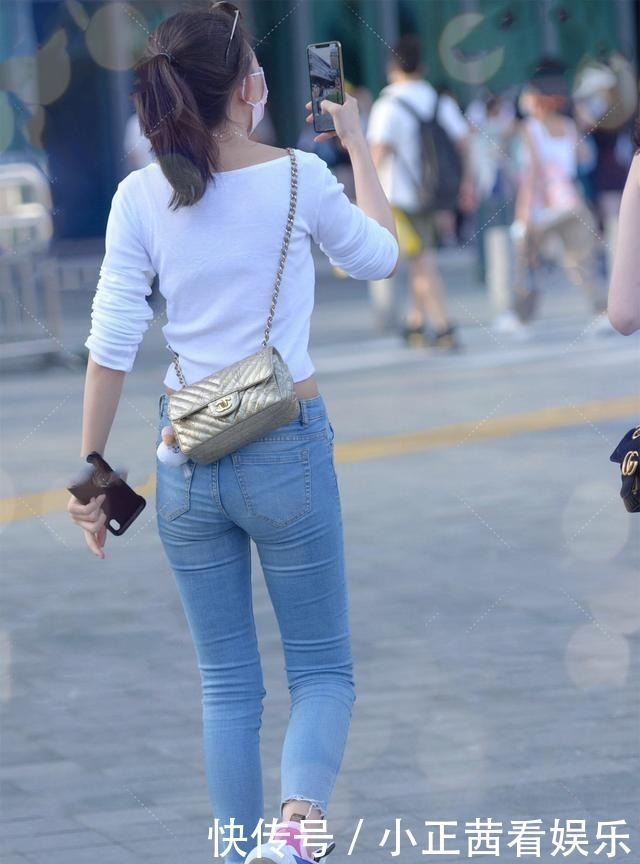 牛仔裤|爱穿牛仔裤的女生,上衣要选时髦显身材的,造型才能远离路人感