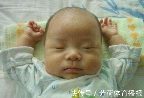 睡着|为什么宝宝睡着后坚持“投降”的动作?新手爸妈得知原因被暖到了